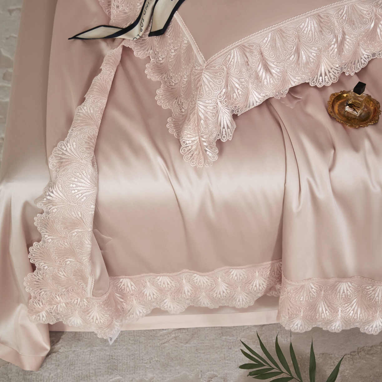 91家纺网 家纺一手货源 找家纺 榻尚家居 2025春夏新款天丝棉蕾丝夏被夏凉被空调被床盖四件套-沐颜 沐颜 玉色