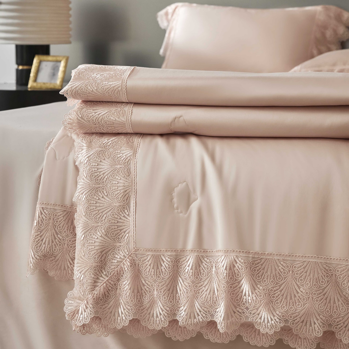 91家纺网 家纺一手货源 找家纺 榻尚家居 2025春夏新款天丝棉蕾丝夏被夏凉被空调被床盖四件套-沐颜 沐颜 玉色