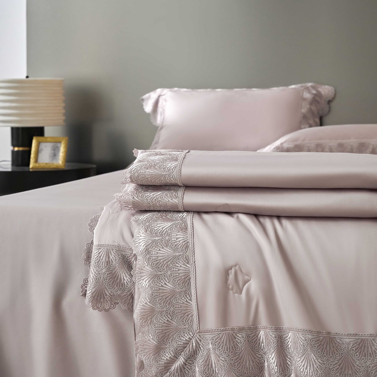 91家纺网 家纺一手货源 找家纺 榻尚家居 2025春夏新款天丝棉蕾丝夏被夏凉被空调被床盖四件套-沐颜 沐颜 紫色