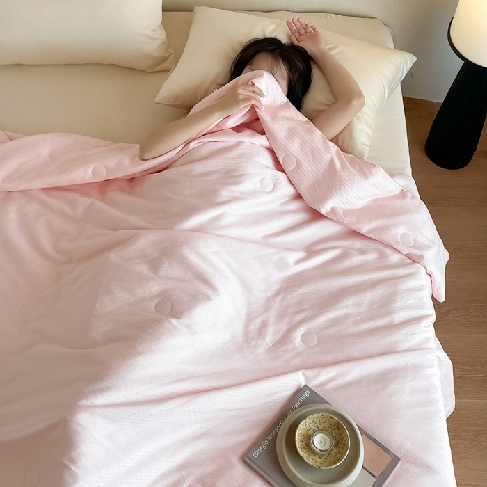 91家纺网 家纺一手货源 找家纺 茧羽世家 2025新款流光星熠系列小提花夏被被子被芯 点点粉