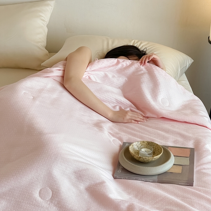 91家纺网 家纺一手货源 找家纺 茧羽世家 2025新款流光星熠系列小提花夏被被子被芯 点点粉