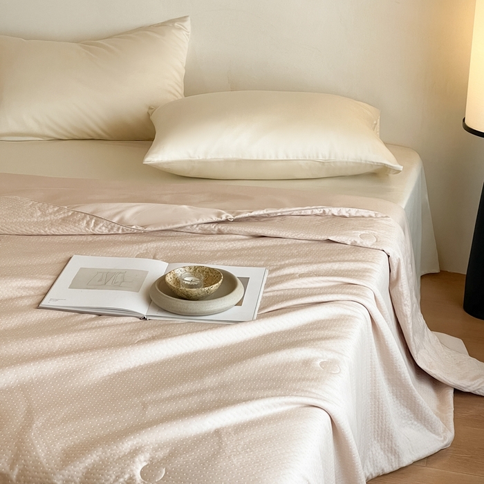 91家纺网 家纺一手货源 找家纺 茧羽世家 2025新款流光星熠系列小提花夏被被子被芯 点点金