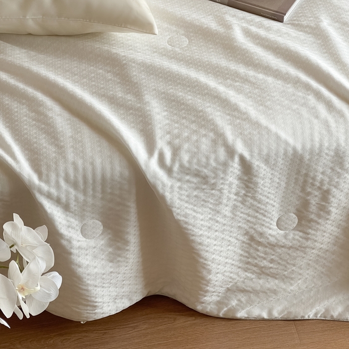 91家纺网 家纺一手货源 找家纺 茧羽世家 2025新款流光星熠系列小提花夏被被子被芯 凌格白