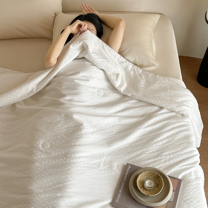 91家纺网 家纺一手货源 找家纺 茧羽世家 2025新款流光星熠系列小提花夏被被子被芯 凌格白