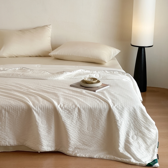 91家纺网 家纺一手货源 找家纺 茧羽世家 2025新款流光星熠系列小提花夏被被子被芯 凌格白