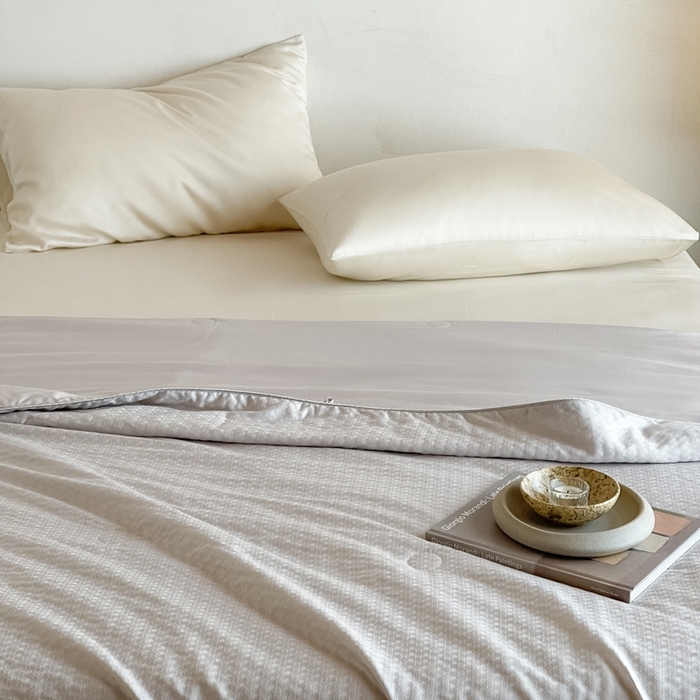 91家纺网 家纺一手货源 找家纺 茧羽世家 2025新款流光星熠系列小提花夏被被子被芯 凌格灰