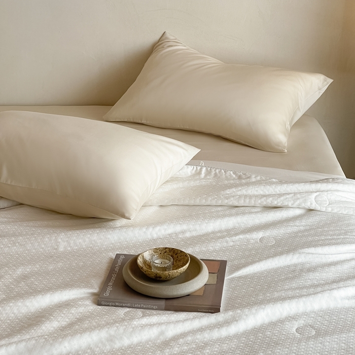 91家纺网 家纺一手货源 找家纺 茧羽世家 2025新款流光星熠系列小提花夏被被子被芯 凌格白