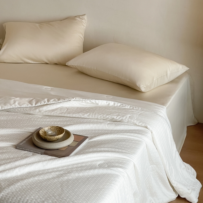 91家纺网 家纺一手货源 找家纺 茧羽世家 2025新款流光星熠系列小提花夏被被子被芯 凌格白