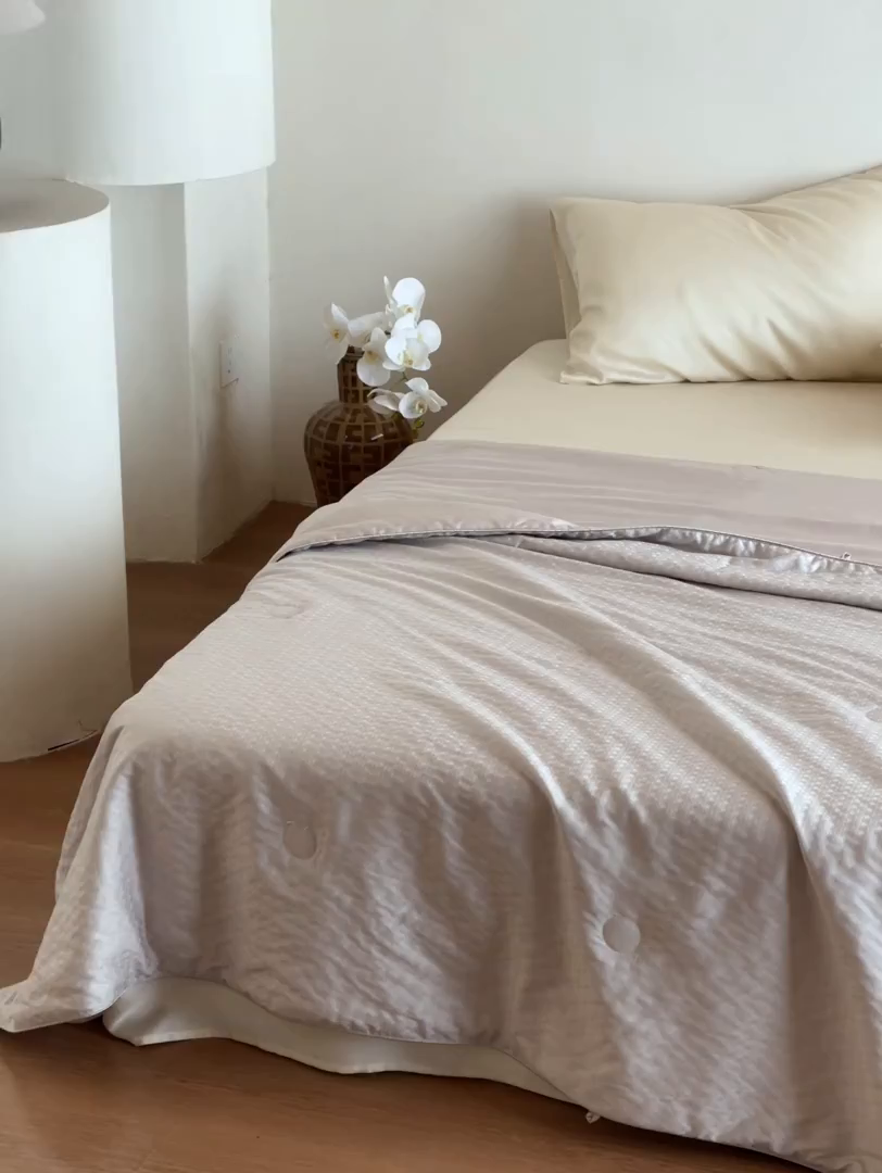 91家纺网 家纺一手货源 找家纺 茧羽世家 2025新款流光星熠系列小提花夏被被子被芯 凌格灰