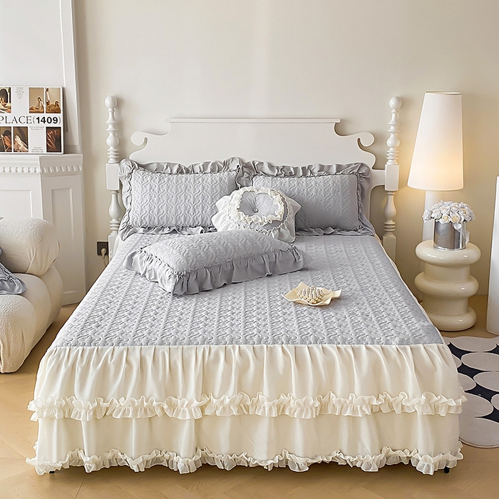 91家纺网 家纺一手货源 找家纺 花香四季家纺 2025新款法式夹棉绗缝床裙单件三件套蕾丝公主风-可可甜心 可可甜心-灰