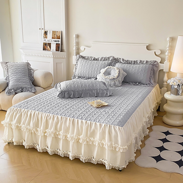 91家纺网 家纺一手货源 找家纺 花香四季家纺 2025新款法式夹棉绗缝床裙单件三件套蕾丝公主风-可可甜心 可可甜心-灰