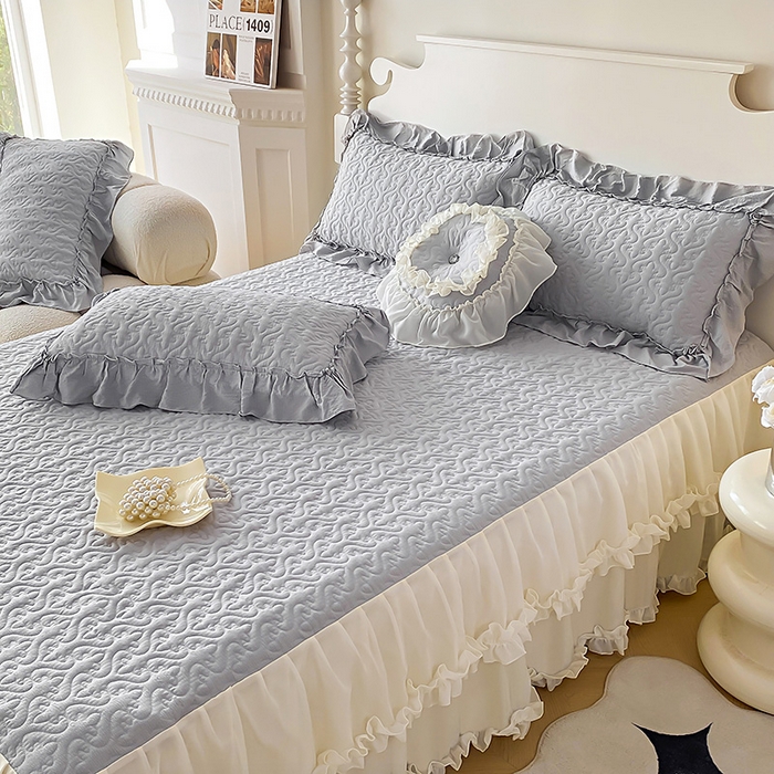 91家纺网 家纺一手货源 找家纺 花香四季家纺 2025新款法式夹棉绗缝床裙单件三件套蕾丝公主风-可可甜心 可可甜心-灰