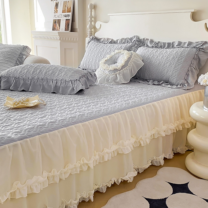 91家纺网 家纺一手货源 找家纺 花香四季家纺 2025新款法式夹棉绗缝床裙单件三件套蕾丝公主风-可可甜心 可可甜心-灰