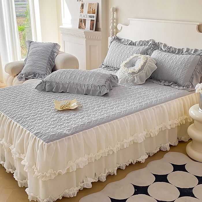 91家纺网 家纺一手货源 找家纺 花香四季家纺 2025新款法式夹棉绗缝床裙单件三件套蕾丝公主风-可可甜心 可可甜心-灰