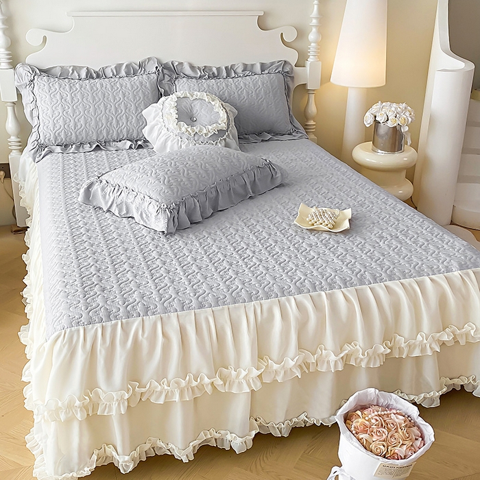 91家纺网 家纺一手货源 找家纺 花香四季家纺 2025新款法式夹棉绗缝床裙单件三件套蕾丝公主风-可可甜心 可可甜心-灰