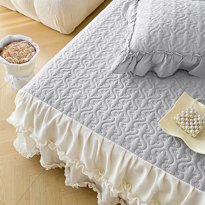 91家纺网 家纺一手货源 找家纺 花香四季家纺 2025新款法式夹棉绗缝床裙单件三件套蕾丝公主风-可可甜心 可可甜心-灰