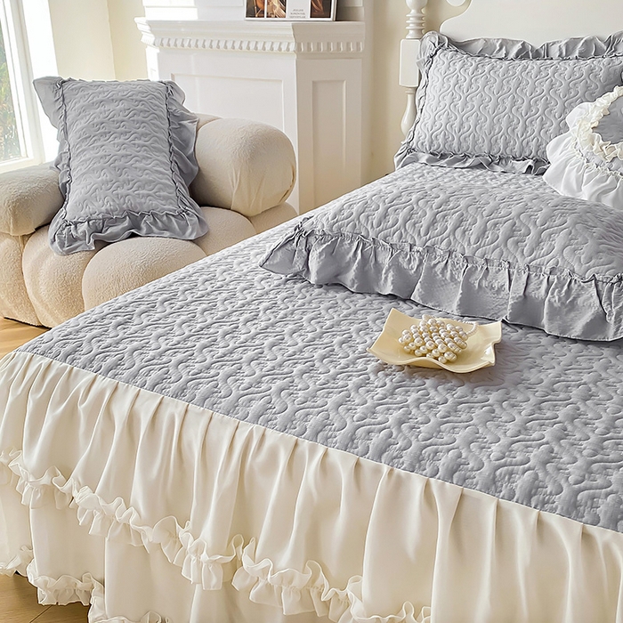 91家纺网 家纺一手货源 找家纺 花香四季家纺 2025新款法式夹棉绗缝床裙单件三件套蕾丝公主风-可可甜心 可可甜心-灰