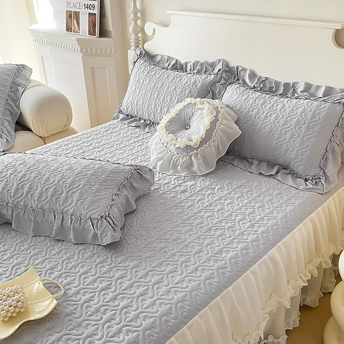 91家纺网 家纺一手货源 找家纺 花香四季家纺 2025新款法式夹棉绗缝床裙单件三件套蕾丝公主风-可可甜心 可可甜心-灰