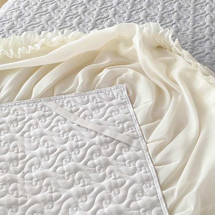 91家纺网 家纺一手货源 找家纺 花香四季家纺 2025新款法式夹棉绗缝床裙单件三件套蕾丝公主风-可可甜心 可可甜心-灰