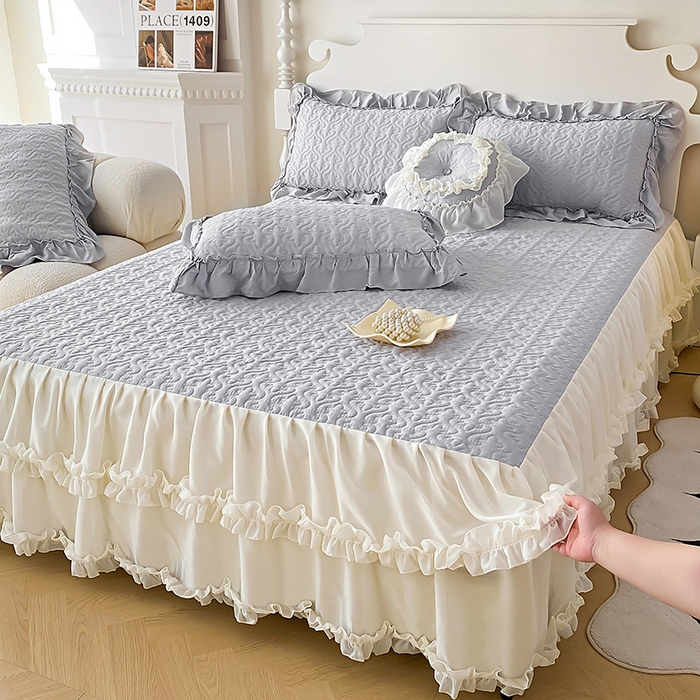 91家纺网 家纺一手货源 找家纺 花香四季家纺 2025新款法式夹棉绗缝床裙单件三件套蕾丝公主风-可可甜心 可可甜心-灰