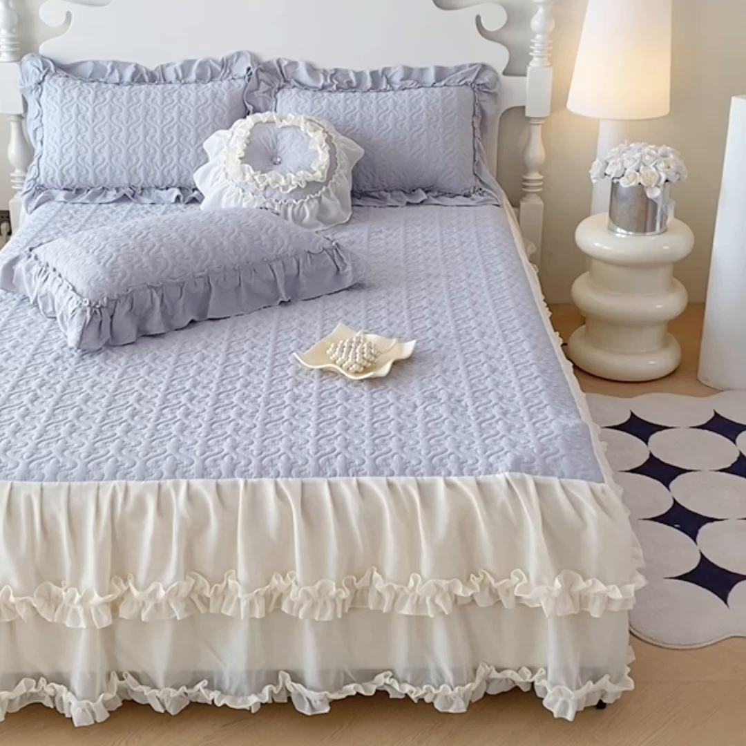 91家纺网 家纺一手货源 找家纺 花香四季家纺 2025新款法式夹棉绗缝床裙单件三件套蕾丝公主风-可可甜心 可可甜心-灰