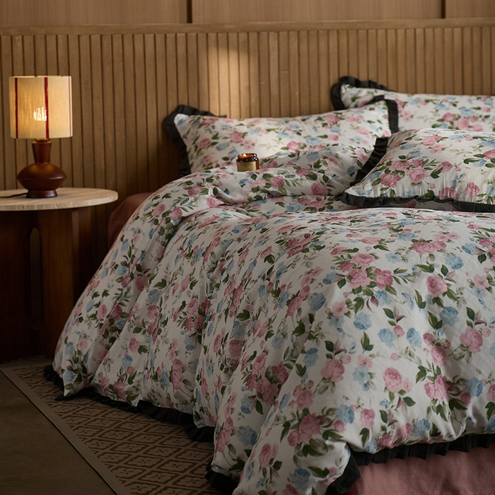 91家纺网 家纺一手货源 找家纺 蓝邻家纺 2025新款全棉纯棉双层纱绉绉花边四件套系列 花漾流年