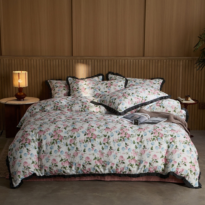 91家纺网 家纺一手货源 找家纺 蓝邻家纺 2025新款全棉纯棉双层纱绉绉花边四件套系列 花漾流年