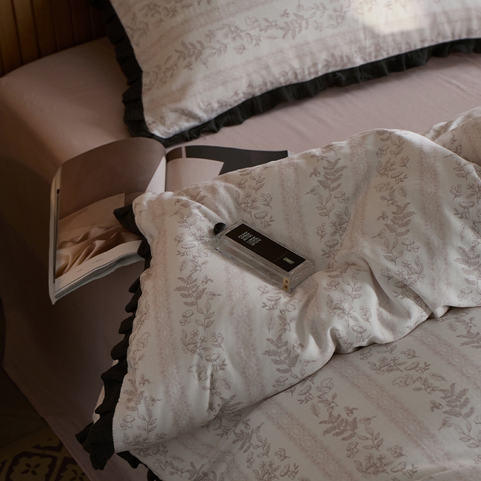 91家纺网 家纺一手货源 找家纺 蓝邻家纺 2025新款全棉纯棉双层纱绉绉花边四件套系列 独步春