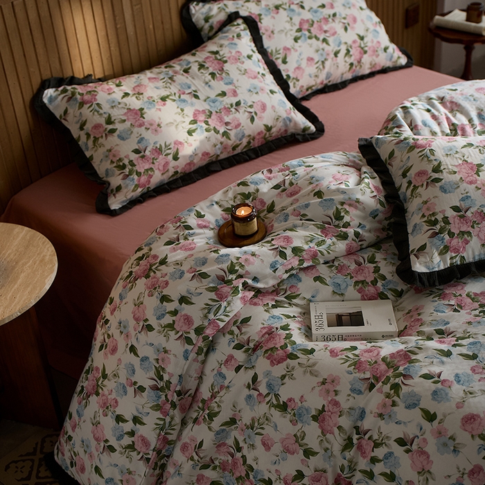 91家纺网 家纺一手货源 找家纺 蓝邻家纺 2025新款全棉纯棉双层纱绉绉花边四件套系列 花漾流年