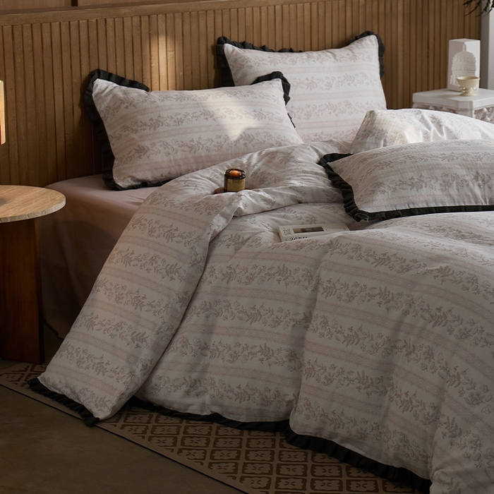 91家纺网 家纺一手货源 找家纺 蓝邻家纺 2025新款全棉纯棉双层纱绉绉花边四件套系列 独步春