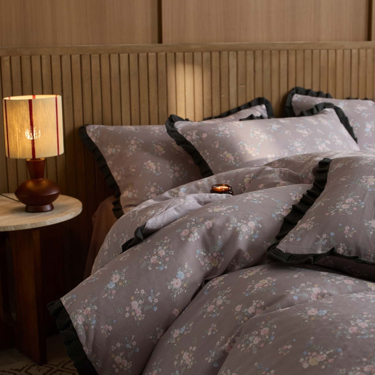 91家纺网 家纺一手货源 找家纺 蓝邻家纺 2025新款全棉纯棉双层纱绉绉花边四件套系列 摇拽生姿-红