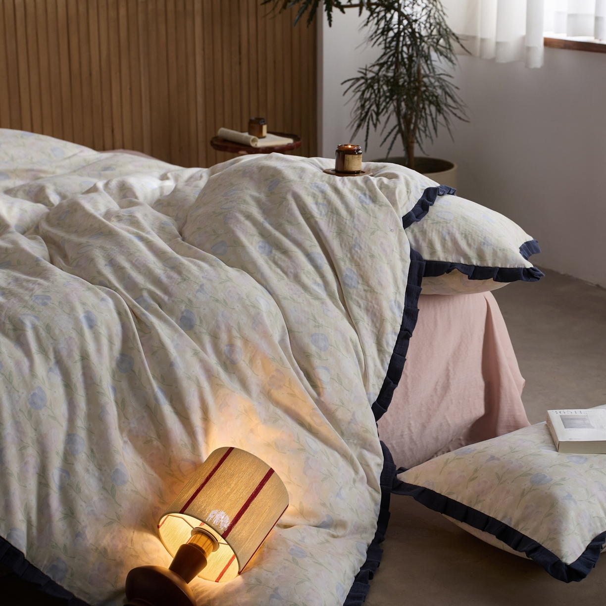 91家纺网 家纺一手货源 找家纺 蓝邻家纺 2025新款全棉纯棉双层纱绉绉花边四件套系列 郁金花海