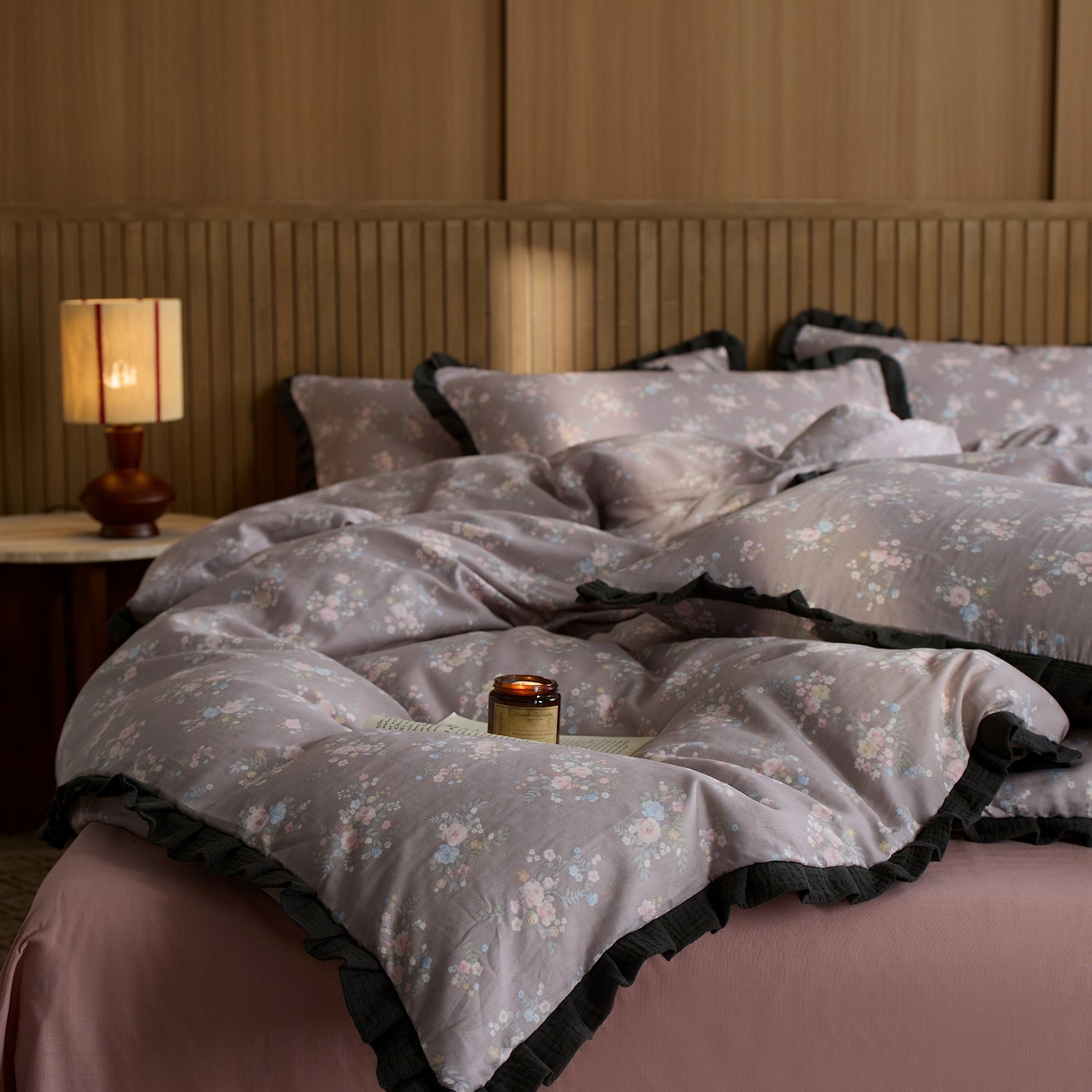 91家纺网 家纺一手货源 找家纺 蓝邻家纺 2025新款全棉纯棉双层纱绉绉花边四件套系列 摇拽生姿-红