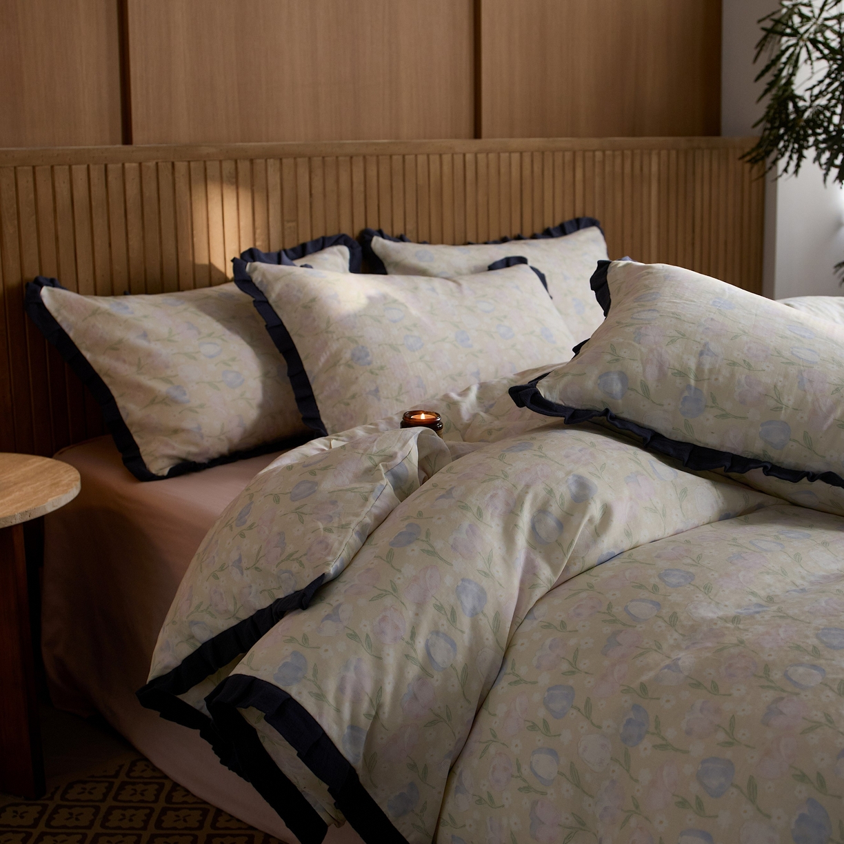 91家纺网 家纺一手货源 找家纺 蓝邻家纺 2025新款全棉纯棉双层纱绉绉花边四件套系列 郁金花海