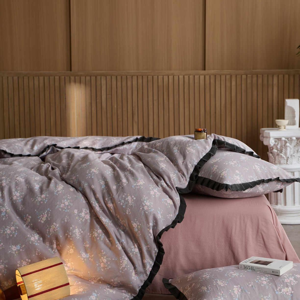 91家纺网 家纺一手货源 找家纺 蓝邻家纺 2025新款全棉纯棉双层纱绉绉花边四件套系列 摇拽生姿-红