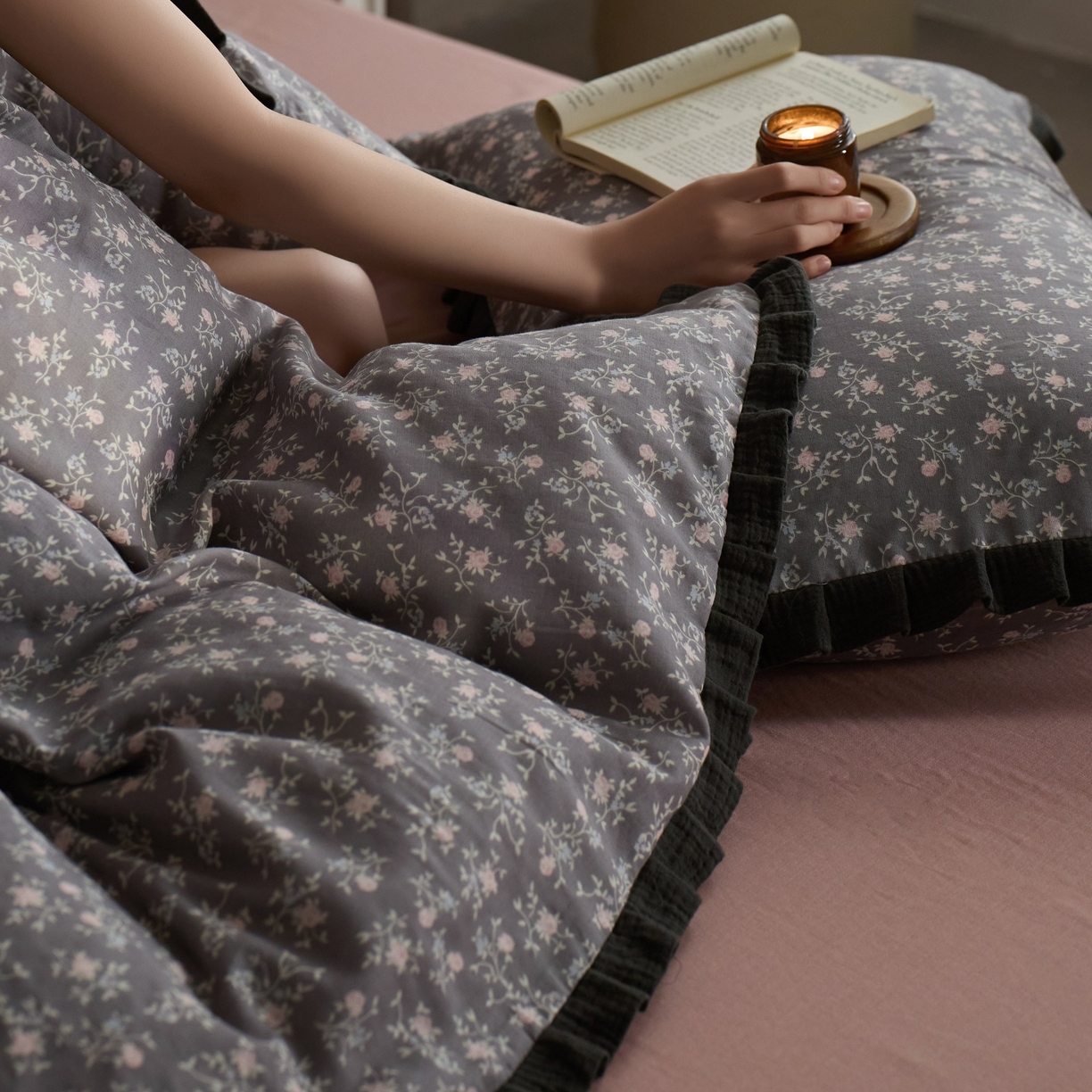 91家纺网 家纺一手货源 找家纺 蓝邻家纺 2025新款全棉纯棉双层纱绉绉花边四件套系列 悠然香-红