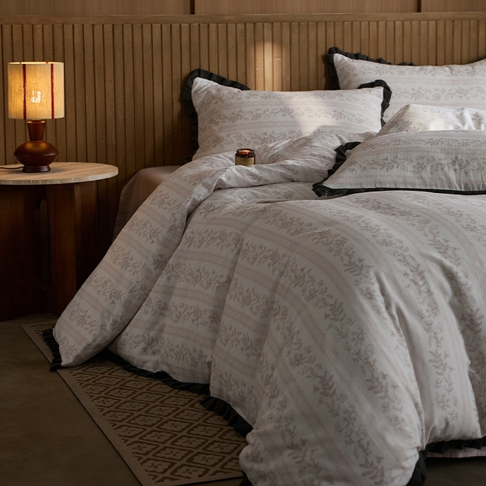 91家纺网 家纺一手货源 找家纺 蓝邻家纺 2025新款全棉纯棉双层纱绉绉花边四件套系列 独步春