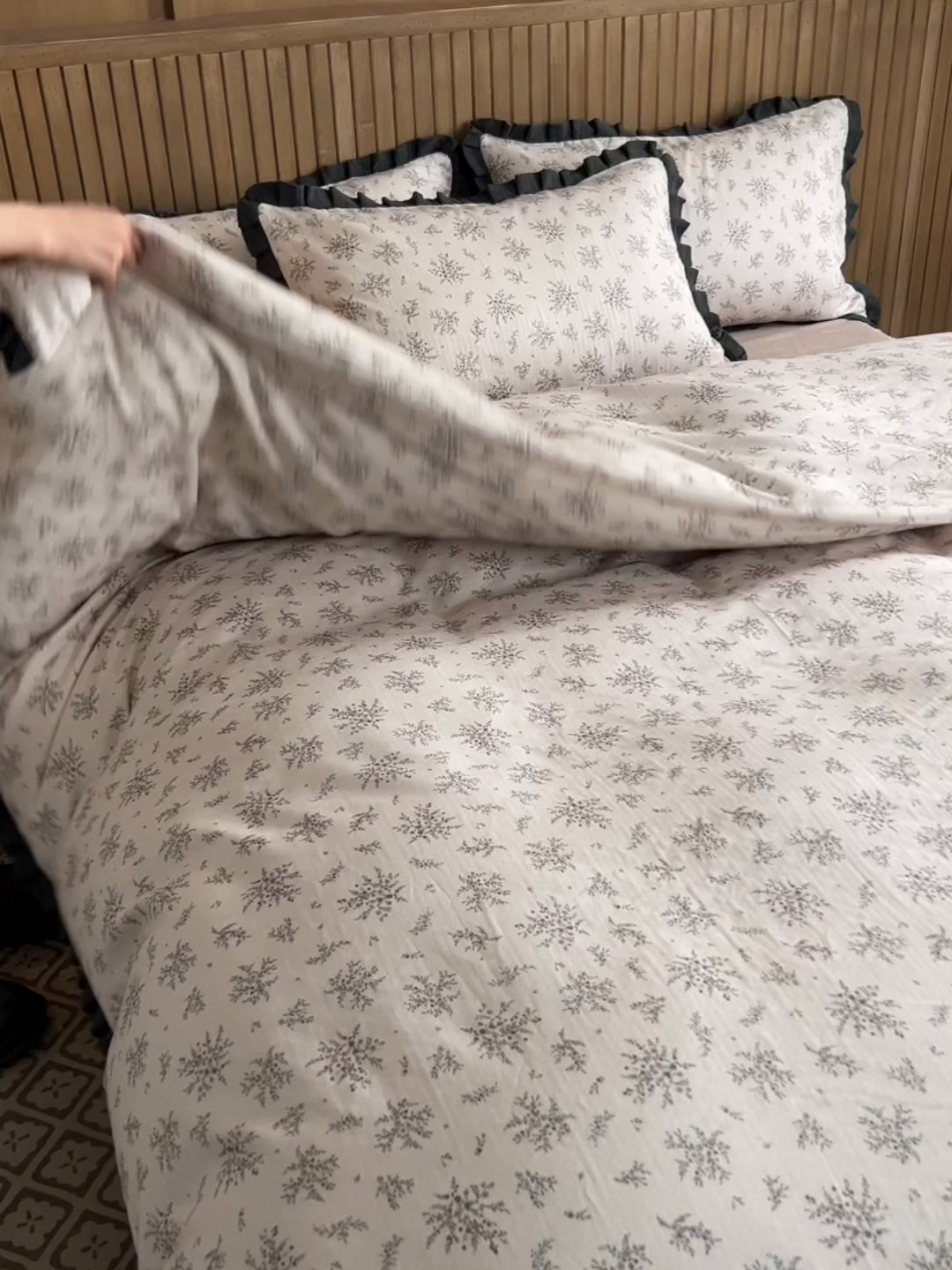 91家纺网 家纺一手货源 找家纺 蓝邻家纺 2025新款全棉纯棉双层纱绉绉花边四件套系列 满天星-咖