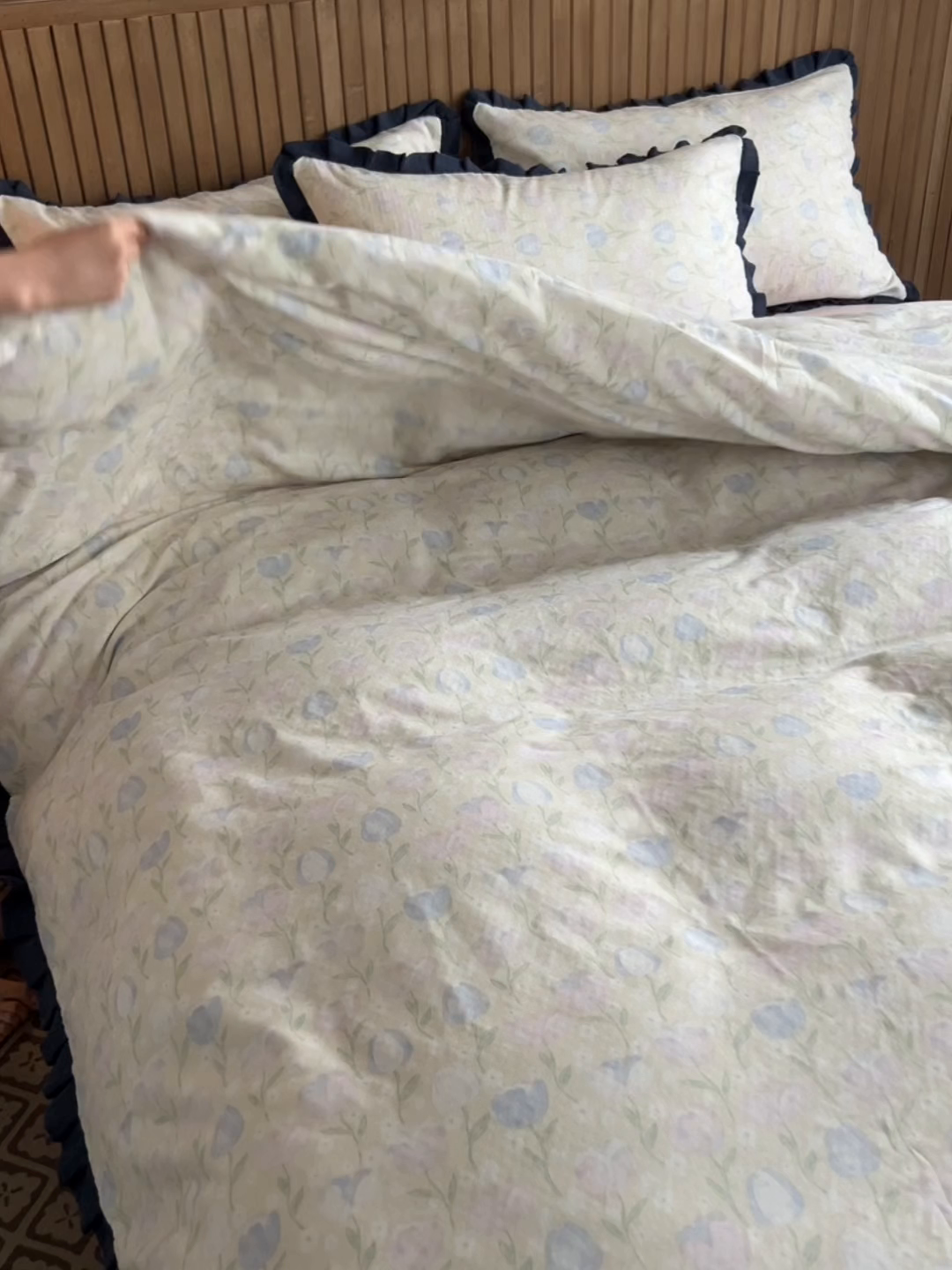 91家纺网 家纺一手货源 找家纺 蓝邻家纺 2025新款全棉纯棉双层纱绉绉花边四件套系列 郁金花海