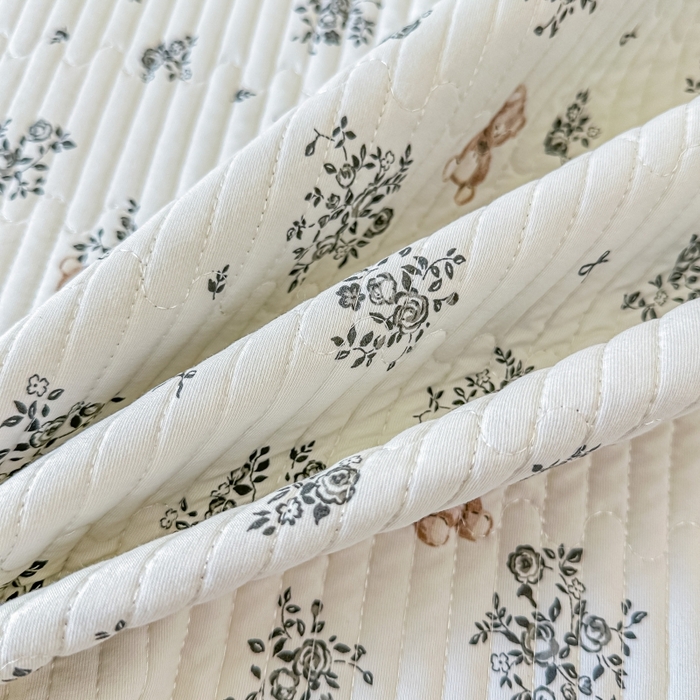 91家纺网 家纺一手货源 找家纺 橘夏家纺 2025新款热卖款韩国ins风小清新针织棉双层纱印花双面床盖 浪漫小熊-灰色