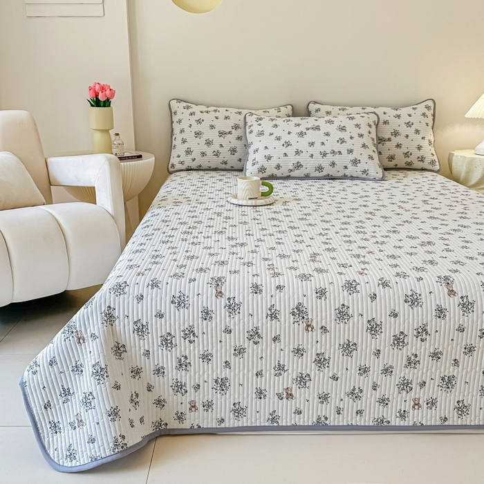 91家纺网 家纺一手货源 找家纺 橘夏家纺 2025新款热卖款韩国ins风小清新针织棉双层纱印花双面床盖 浪漫小熊-灰色