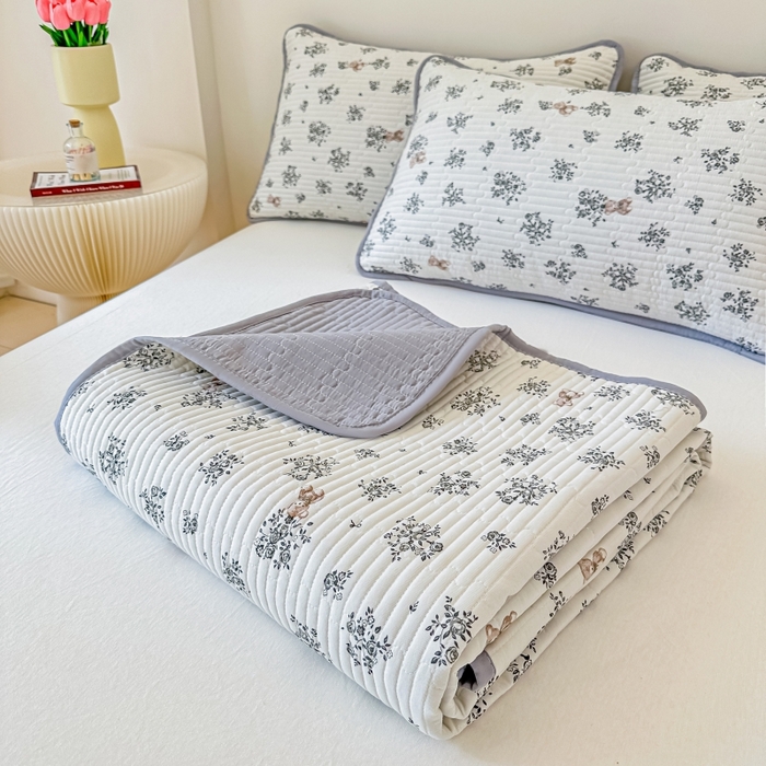 91家纺网 家纺一手货源 找家纺 橘夏家纺 2025新款热卖款韩国ins风小清新针织棉双层纱印花双面床盖 浪漫小熊-灰色