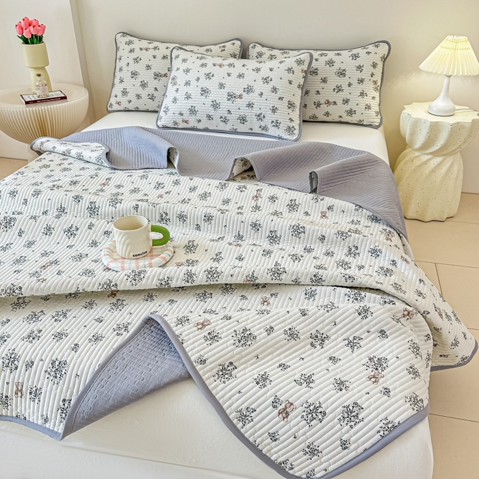 91家纺网 家纺一手货源 找家纺 橘夏家纺 2025新款热卖款韩国ins风小清新针织棉双层纱印花双面床盖 浪漫小熊-灰色