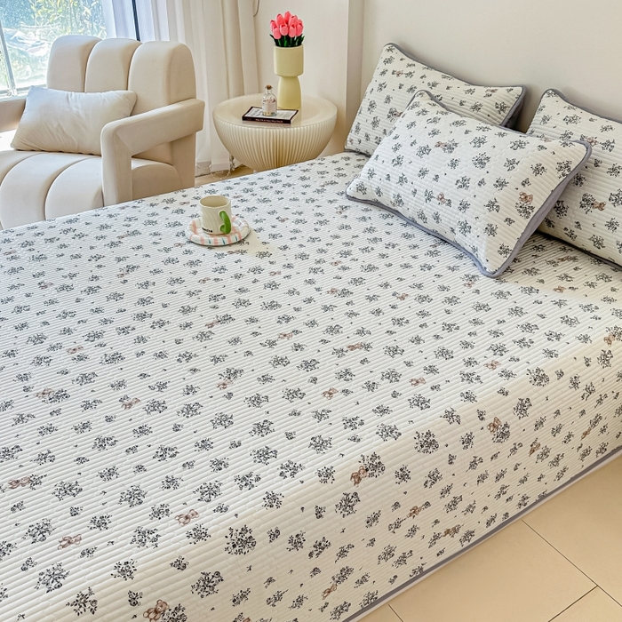 91家纺网 家纺一手货源 找家纺 橘夏家纺 2025新款热卖款韩国ins风小清新针织棉双层纱印花双面床盖 浪漫小熊-灰色