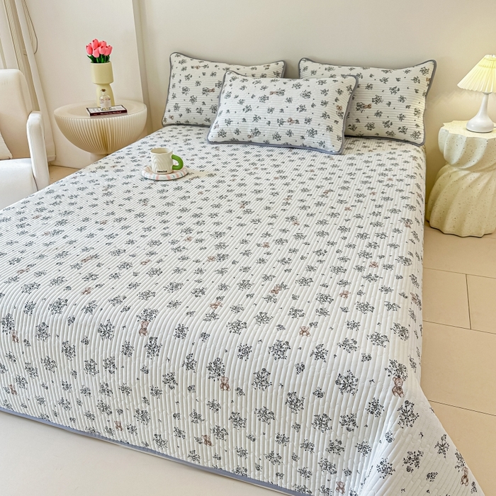 91家纺网 家纺一手货源 找家纺 橘夏家纺 2025新款热卖款韩国ins风小清新针织棉双层纱印花双面床盖 浪漫小熊-灰色