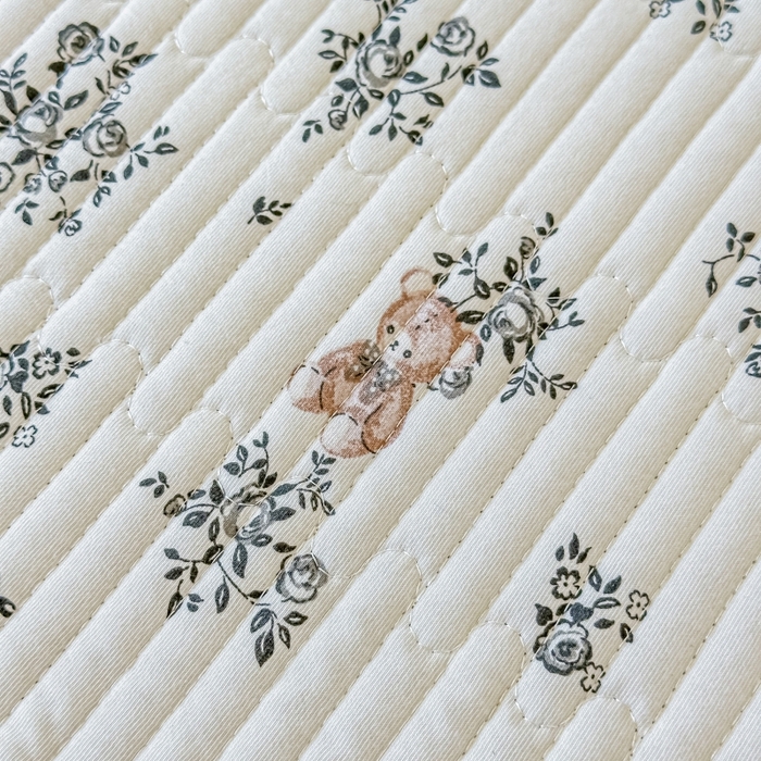 91家纺网 家纺一手货源 找家纺 橘夏家纺 2025新款热卖款韩国ins风小清新针织棉双层纱印花双面床盖 浪漫小熊-灰色