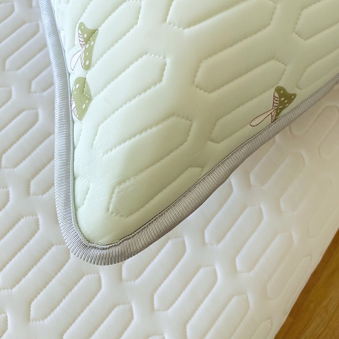 91家纺网 家纺一手货源 找家纺 芯宜佳 2025年新款A类乳胶凉感丝枕套 萌趣蘑菇-果绿