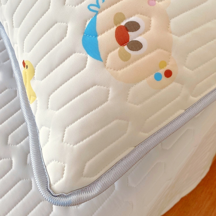 91家纺网 家纺一手货源 找家纺 芯宜佳 2025年新款A类乳胶凉感丝枕套 熊熊乐园-米黄