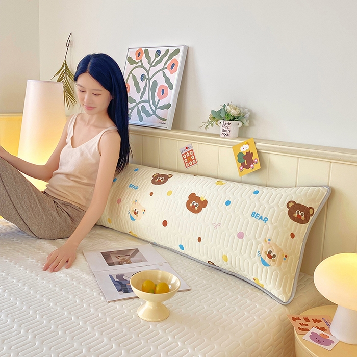 91家纺网 家纺一手货源 找家纺 芯宜佳 2025年新款A类乳胶凉感丝枕套 熊熊乐园-米黄