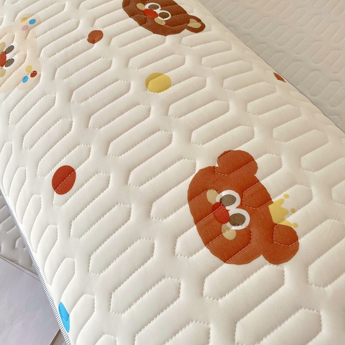 91家纺网 家纺一手货源 找家纺 芯宜佳 2025年新款A类乳胶凉感丝枕套 熊熊乐园-米黄